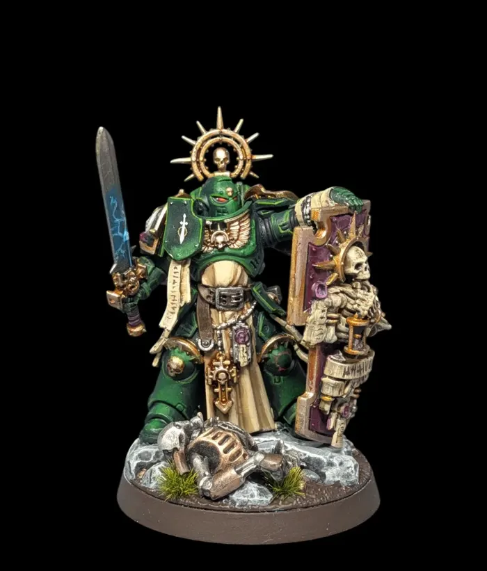 Capitaine avec bouclier relique, figurine Dark Angels (Warhammer 40,000), peinte à Marseille par Pint of Paint
